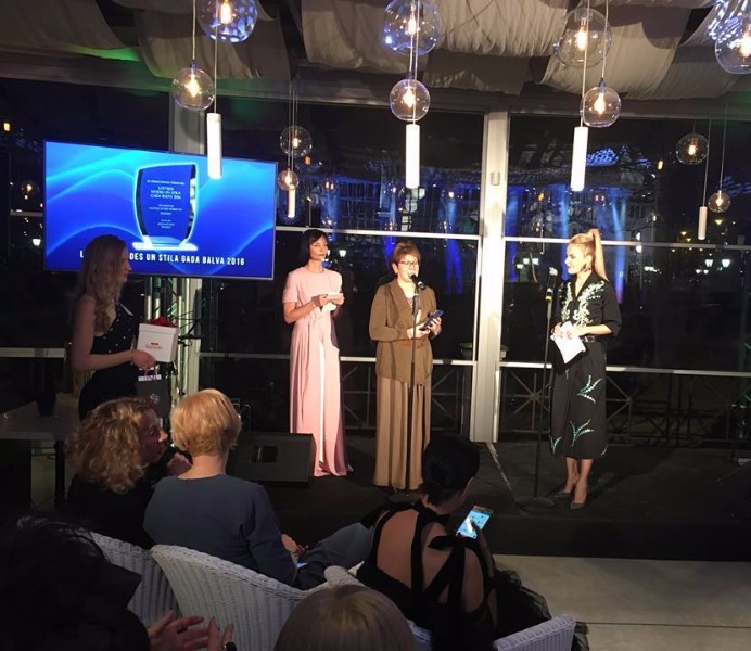 Muzeja vadītāja saņem balvu