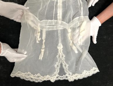 Balto cimdiņu ekskursija izstādē “Buduārs” (RU)